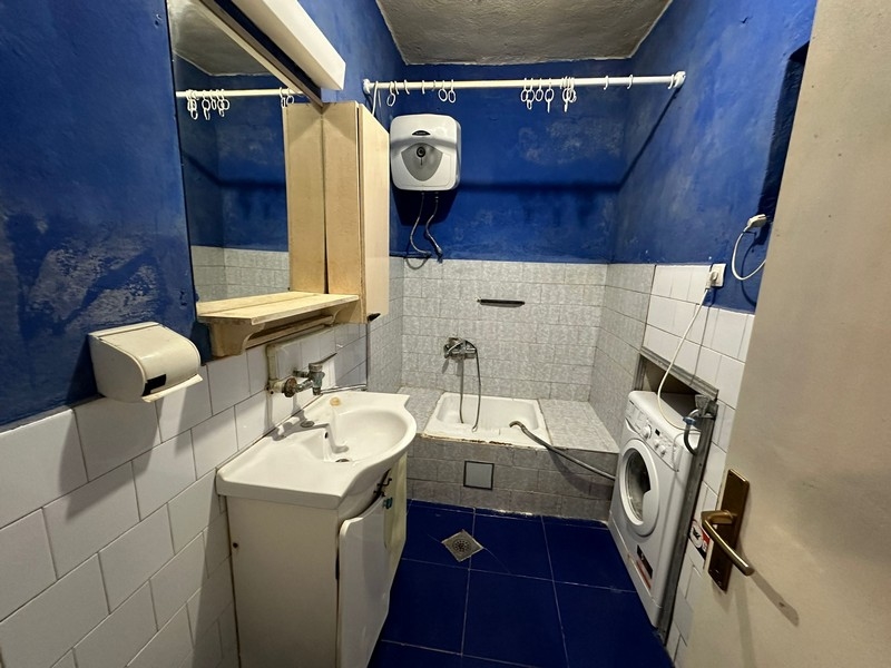 Salle de bains avec baignoire.