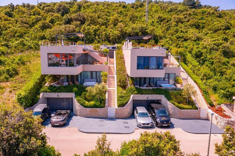 Deux villas à flanc de colline avec garages et toits-terrasses