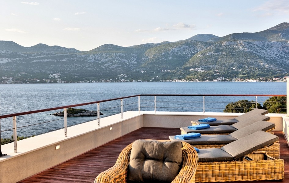 Vue mer depuis le toit-terrasse de la villa H3532 près de Korcula, Dalmatie.