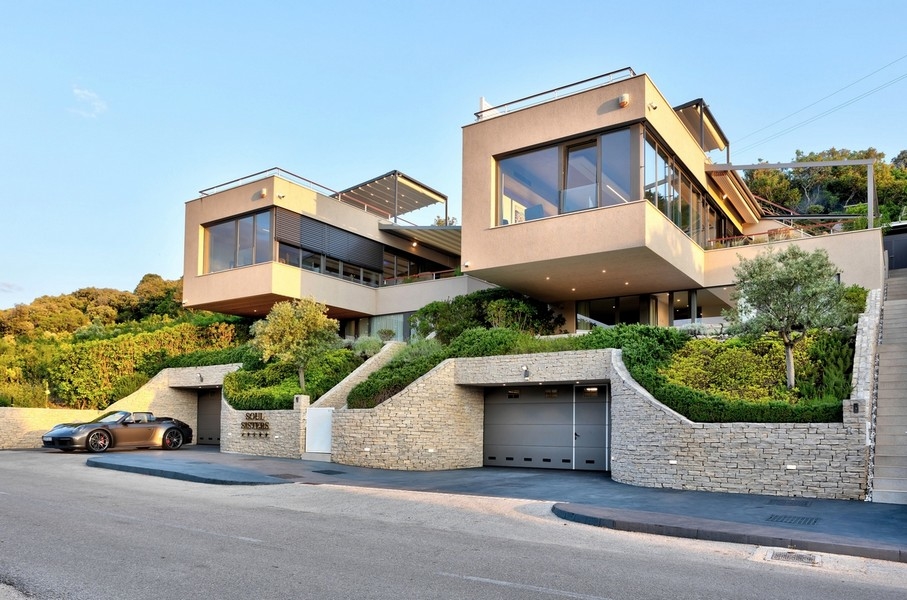 Villa de luxe moderne avec vue panoramique sur la mer