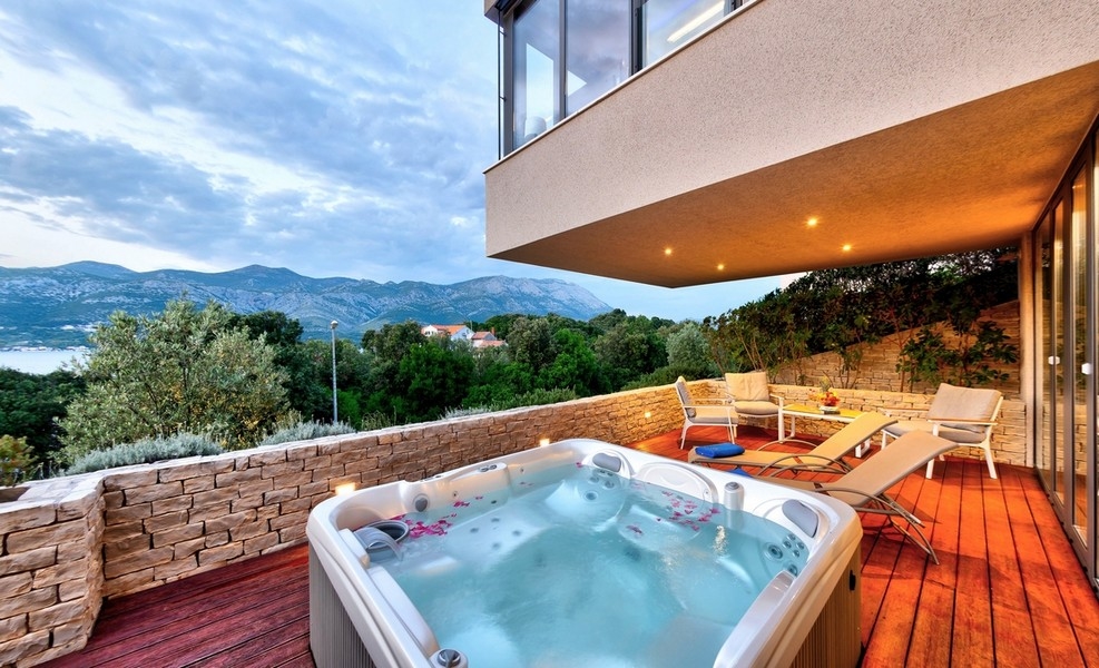 Jacuzzi sur la terrasse avec vue sur la nature et la mer