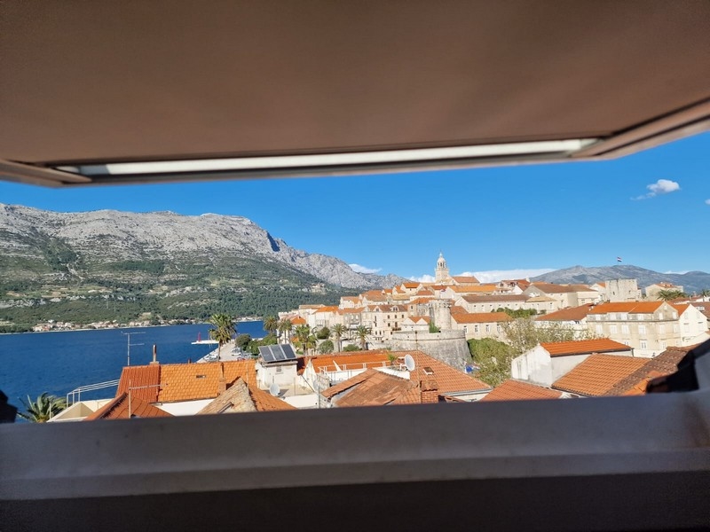 Vue sur la vieille ville de Korcula depuis la maison H3533 qui y est à vendre.