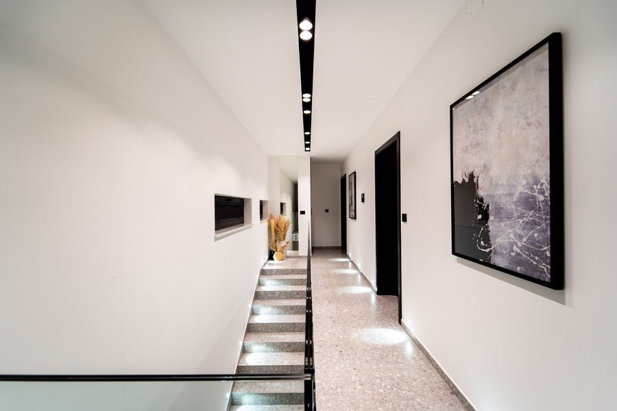 Couloir éclairé au design soigné