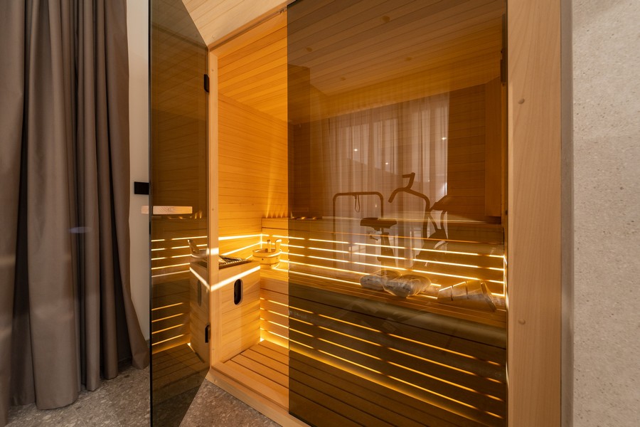 Sauna exclusif avec façade vitrée et éclairage