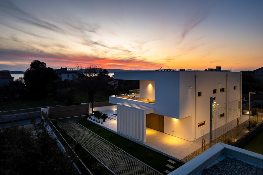 Villa neuve moderne au coucher du soleil