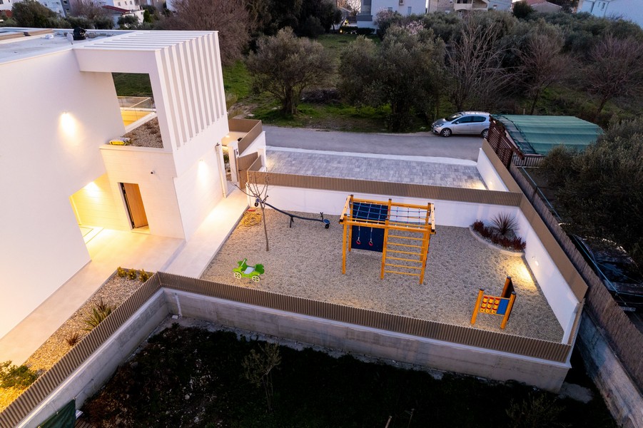 Aire de jeux pour enfants à l'extérieur de la villa