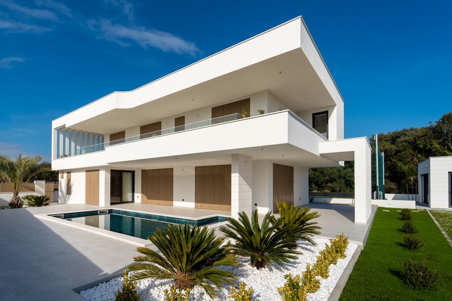 Villa de luxe avec piscine et architecture moderne