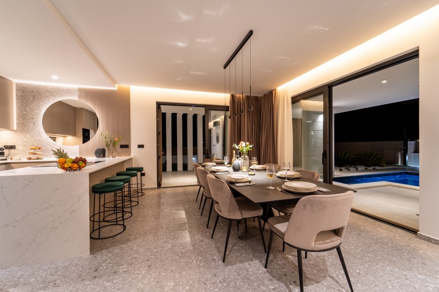 Coin repas élégant avec vue sur la piscine
