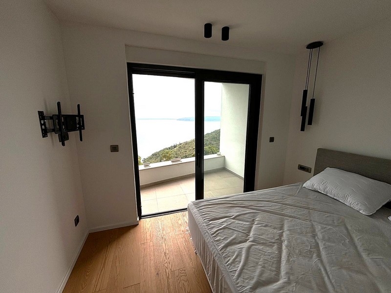 Chambre avec accès au balcon et suspensions