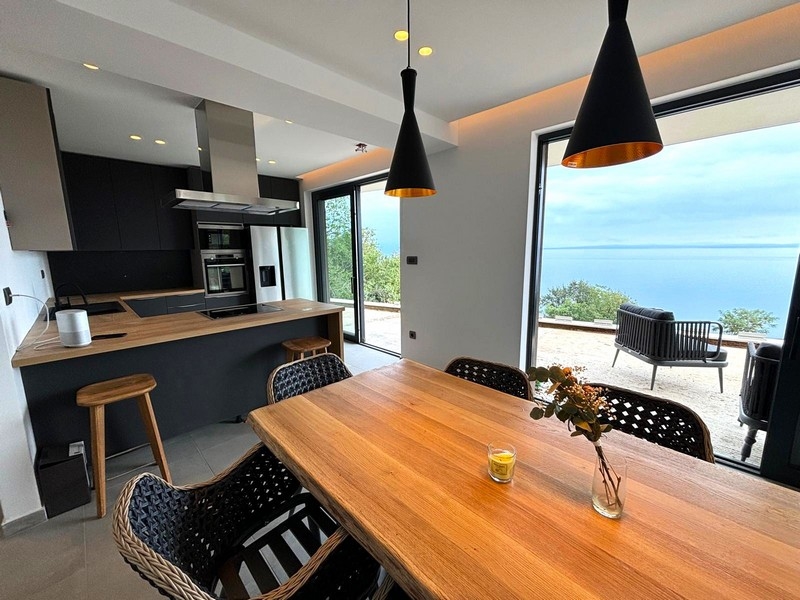 Cuisine moderne avec coin repas et vue mer