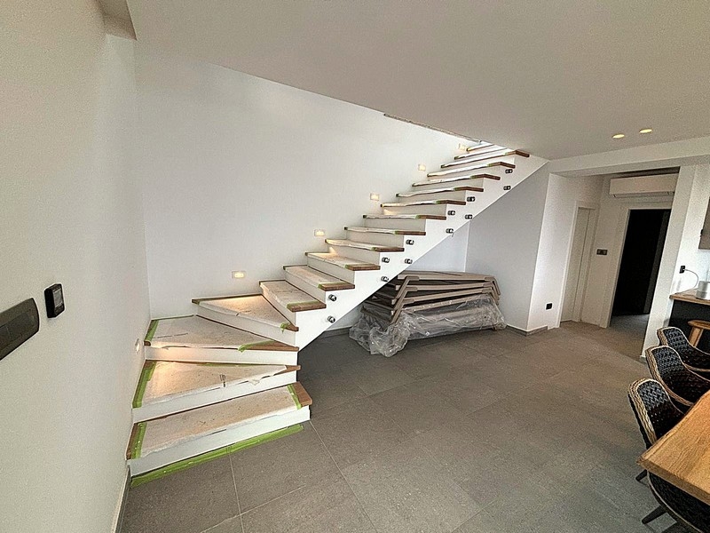 Escalier avec éclairage LED dans le séjour