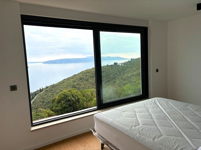 Chambre avec fenêtre panoramique et vue mer