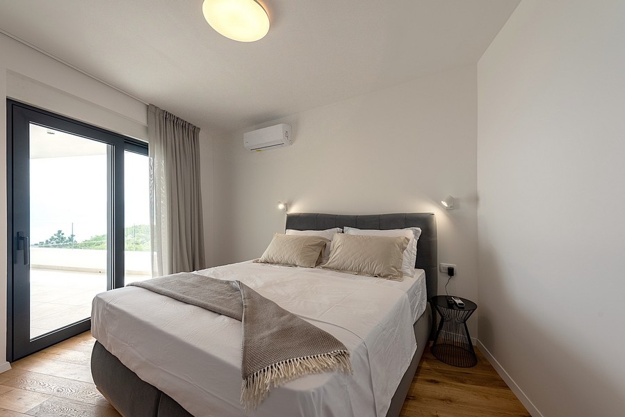 Chambre avec lit double, accès au balcon et vue mer