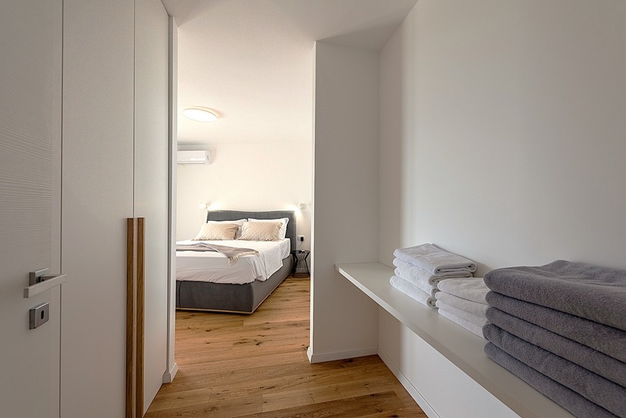 Chambre avec dressing et aménagement sobre