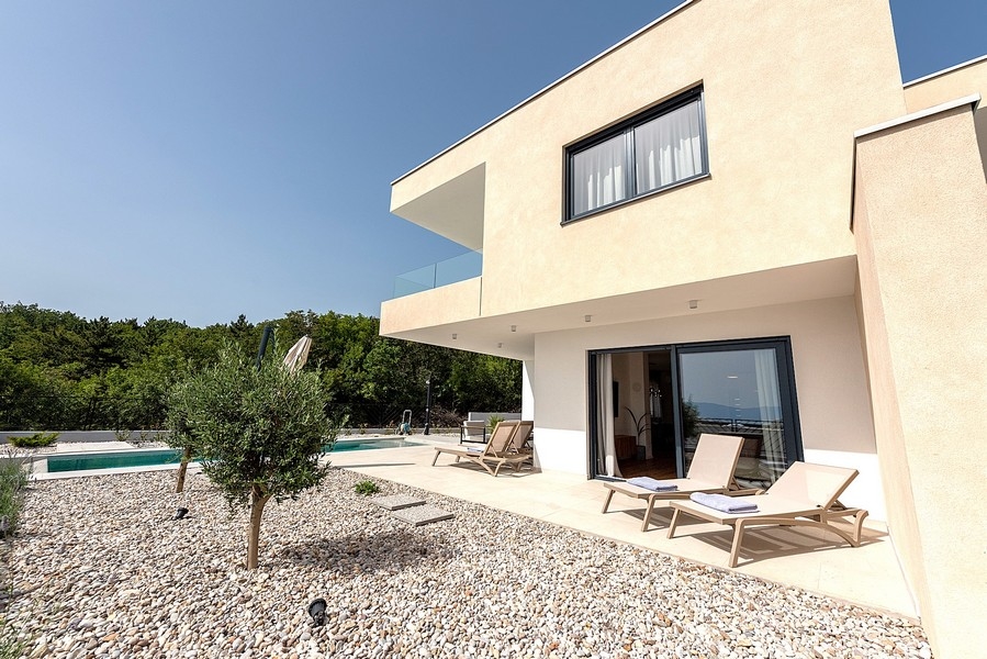 Maison jumelée neuve : l'espace extérieur est très facile d'entretien.