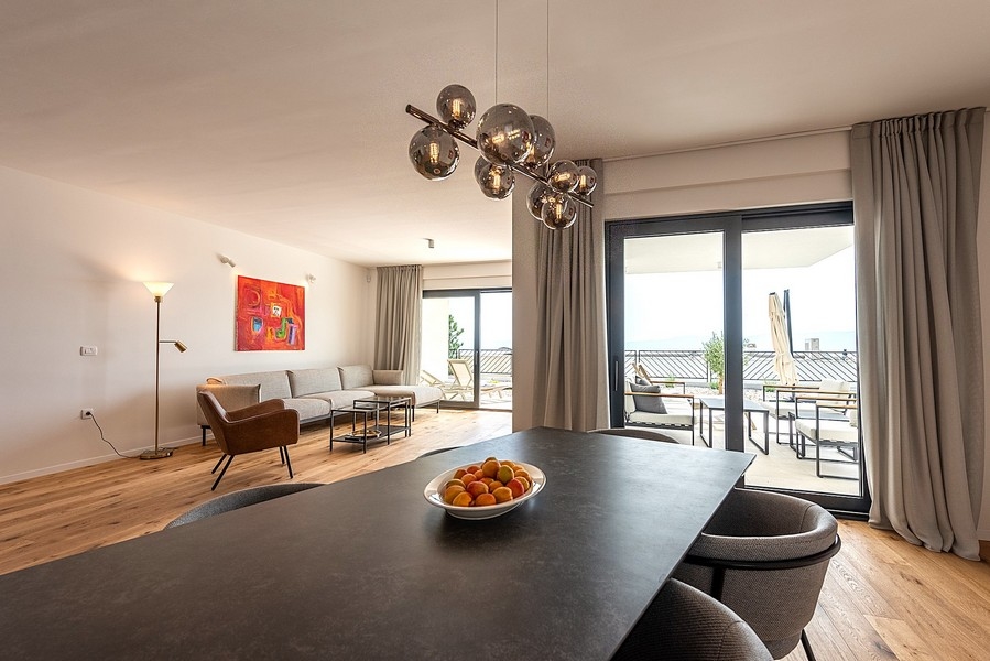 Coin repas avec vue sur la terrasse et la mer
