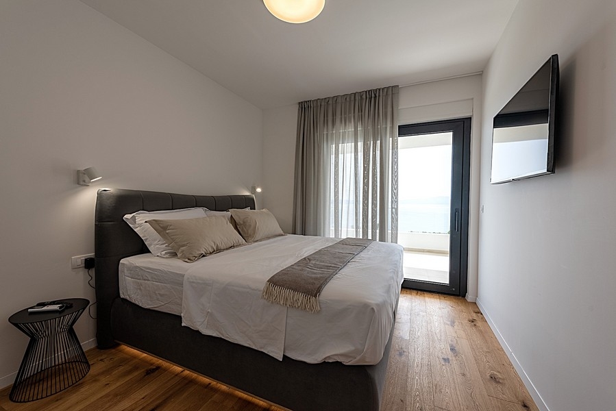 Chambre avec lit double, accès au balcon et vue mer