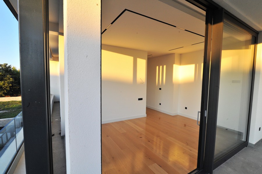 Vaste intérieur avec cheminée moderne