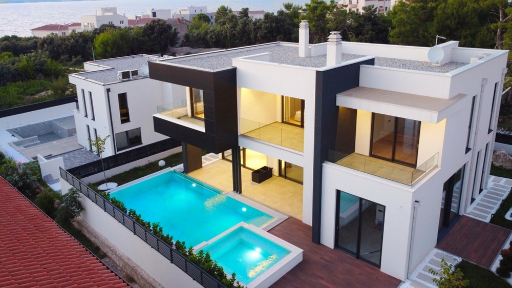 Vue extérieure de la villa avec piscine