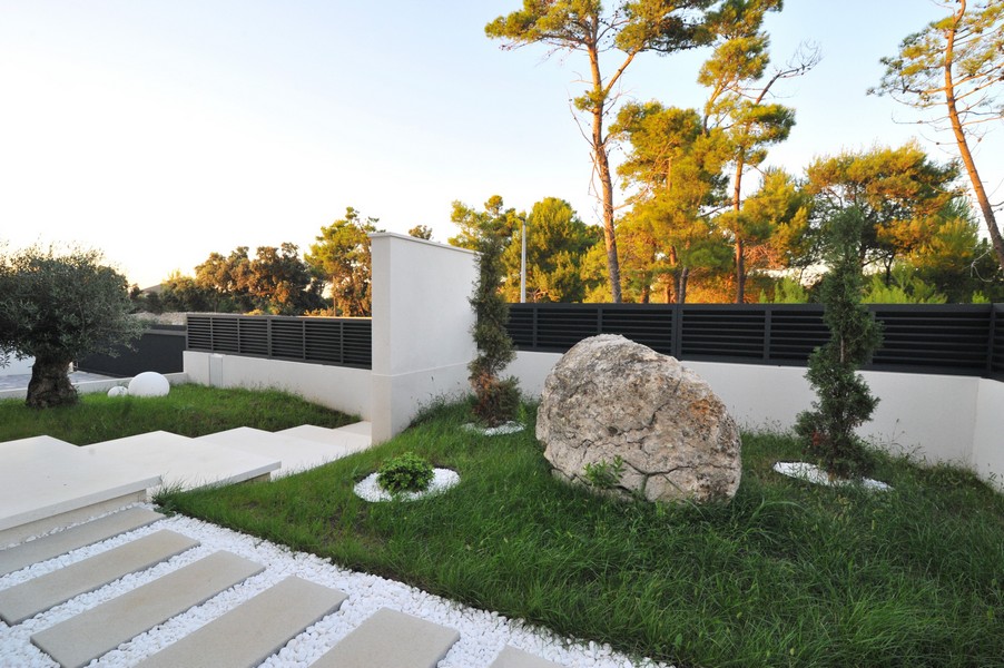 Jardin méditerranéen du bien H3543 à Privlaka, région de Zadar.