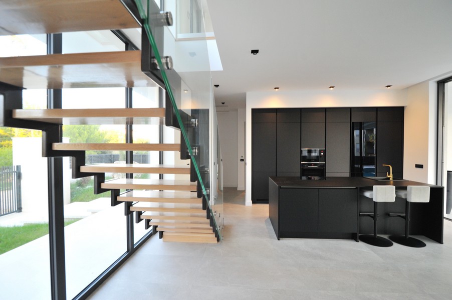 Escalier et cuisine de style moderne