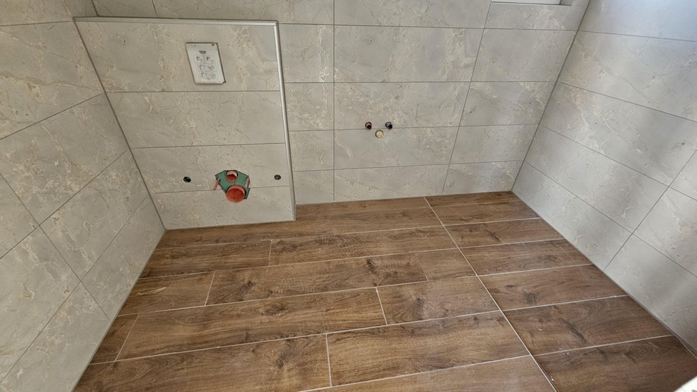 Salle de bains avec carrelage moderne et sol imitation bois