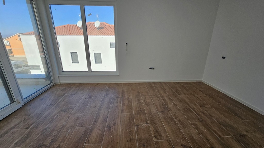 Chambre avec baies vitrées jusqu'au sol et parquet
