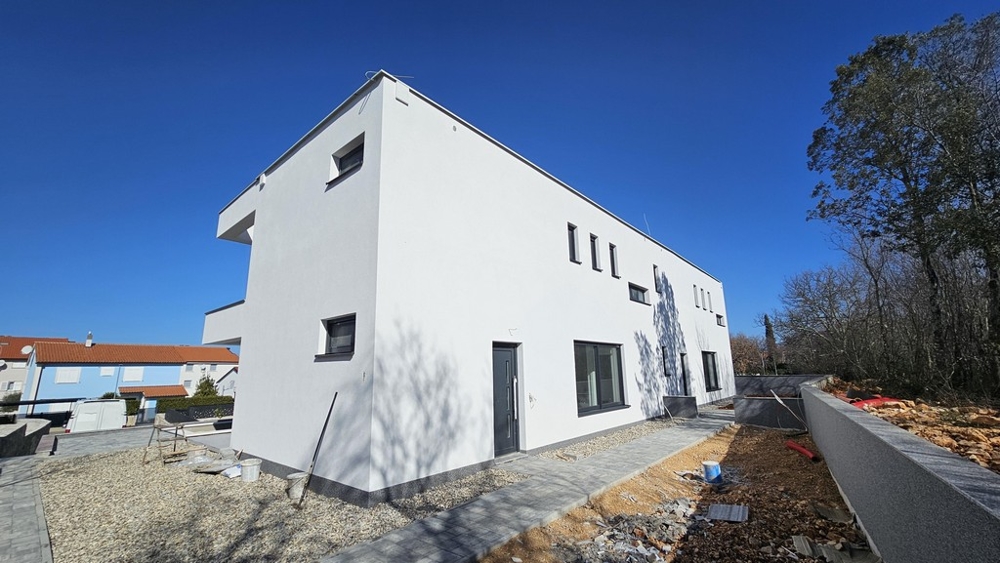 Vue extérieure de la maison neuve avec jardin