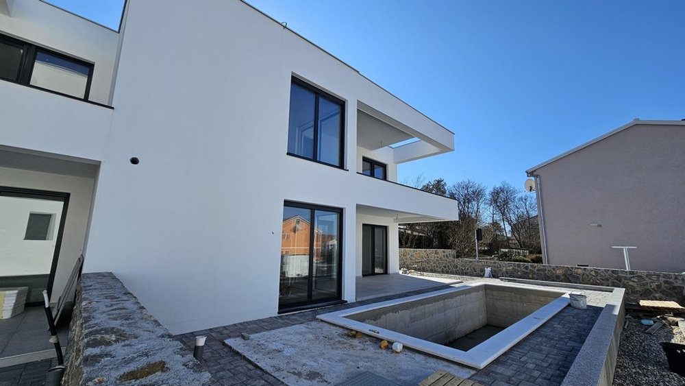 Arrière de la maison avec terrasse et espace piscine