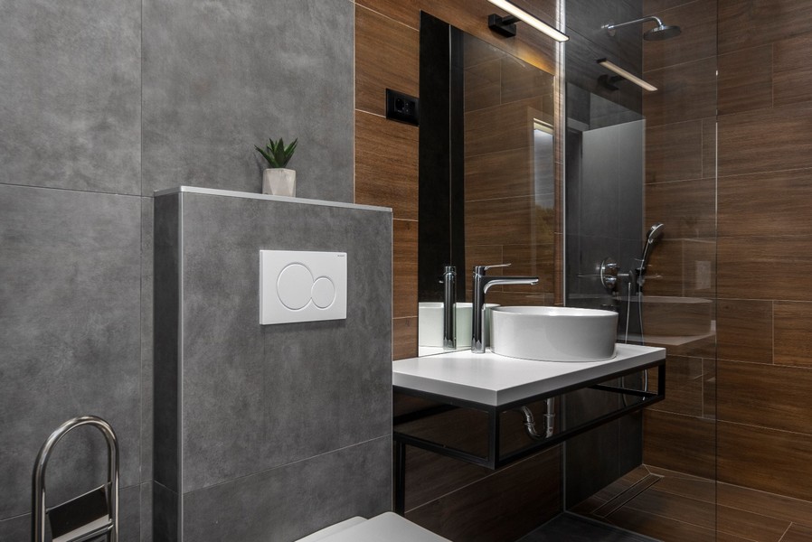 Salle de bains moderne avec éléments en bois et en pierre
