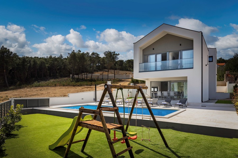 Aire de jeux pour enfants de la villa H3547, à vendre pieds dans l'eau en Croatie.