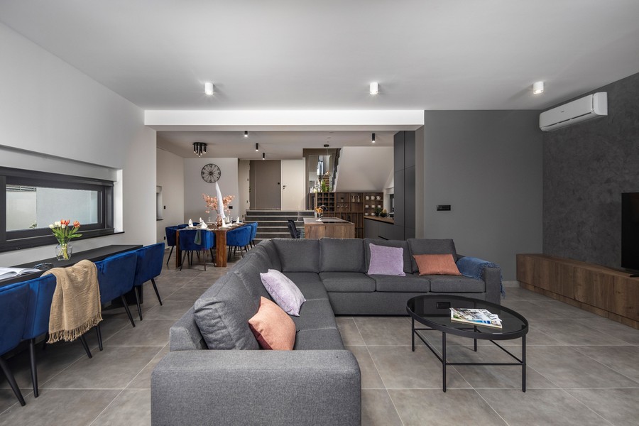 Séjour moderne avec canapé gris et coin repas