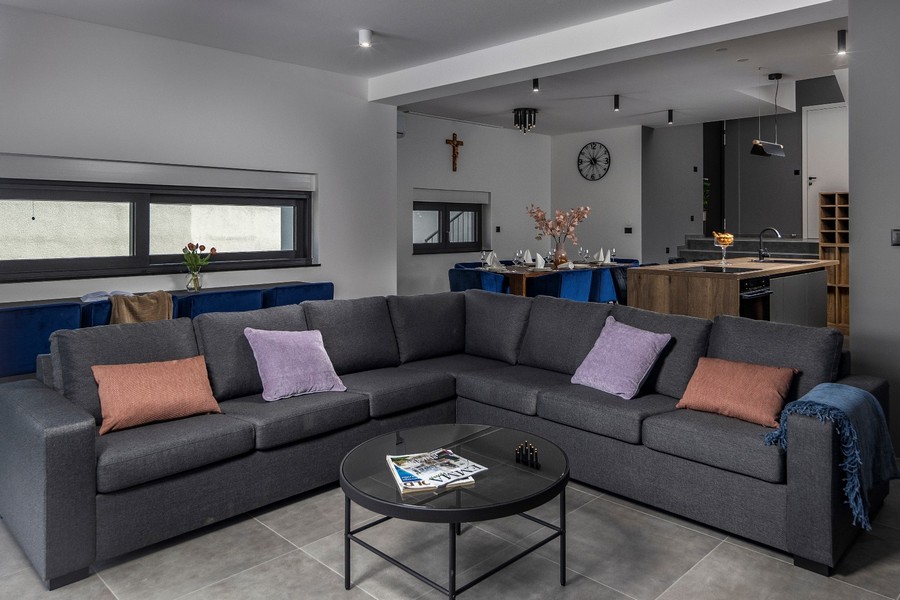 Séjour ouvert avec cuisine moderne et table à manger