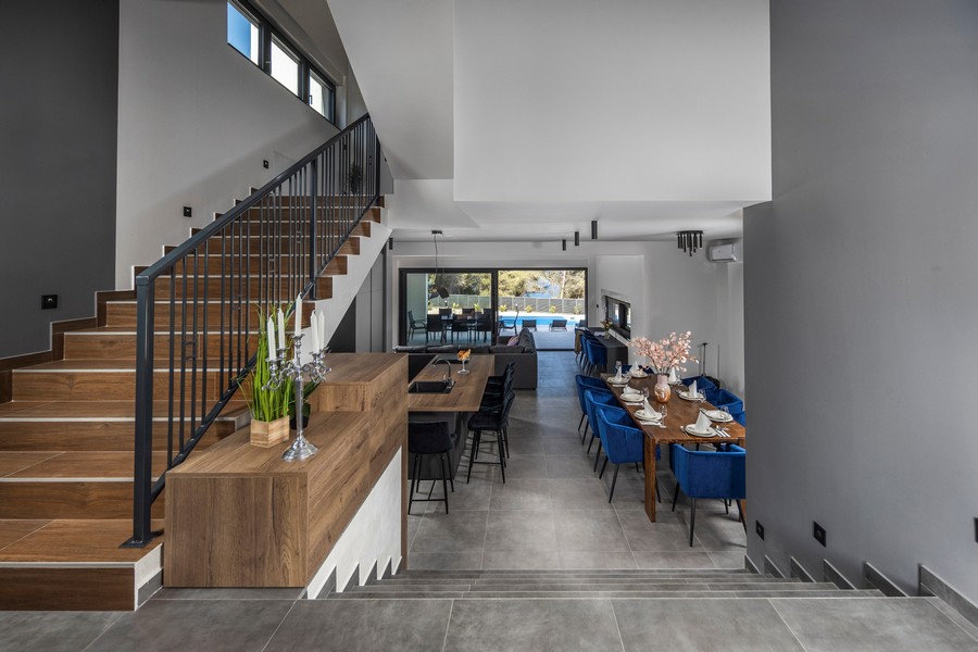 Escalier avec vue sur le coin repas et la piscine