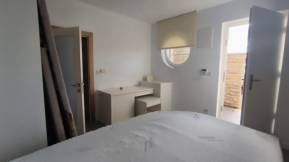 Chambre lumineuse avec sortie sur la terrasse