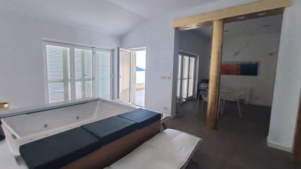 Séjour avec jacuzzi et accès à la terrasse