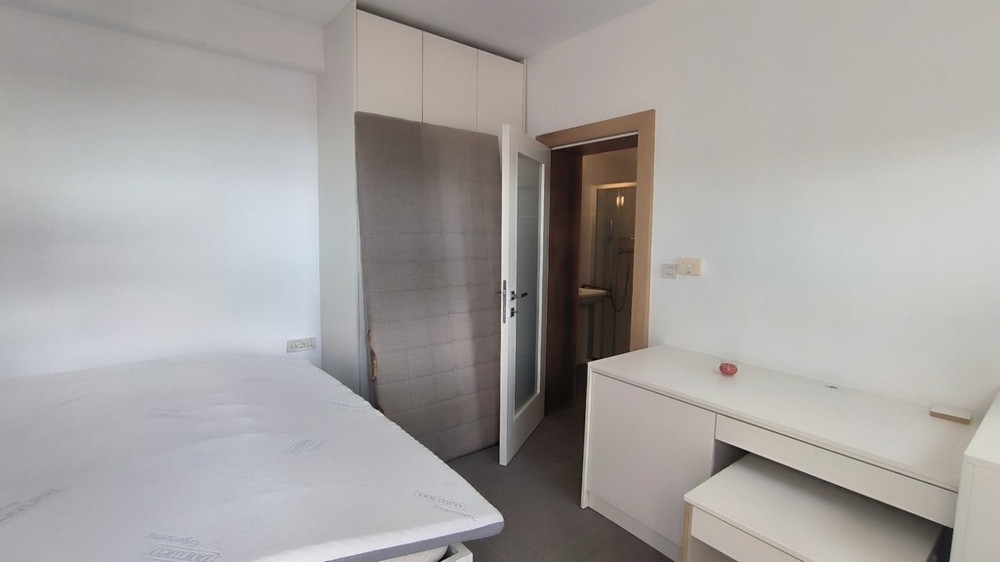 Chambre avec bureau et accès direct à la salle de bains