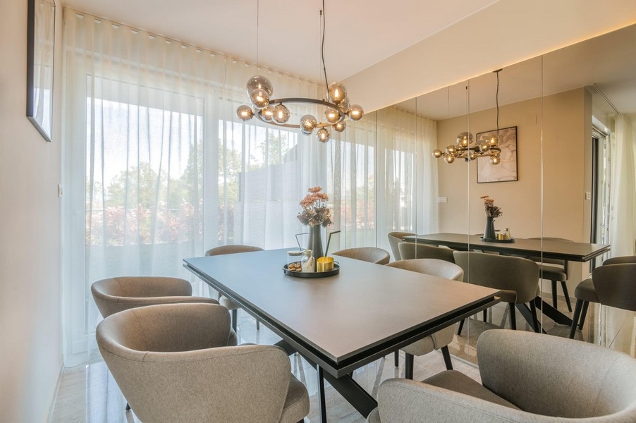 Coin repas agréable avec chaises capitonnées et luminaires design