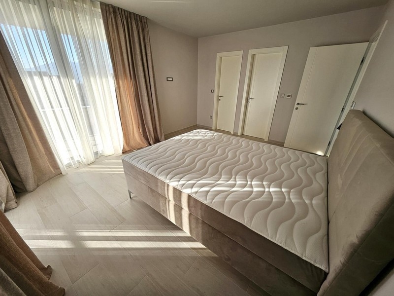 Spacieuse chambre avec grandes fenêtres et lit double