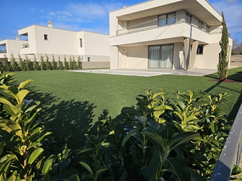 Villa neuve avec jardin verdoyant et piscine sur l'île de Krk.