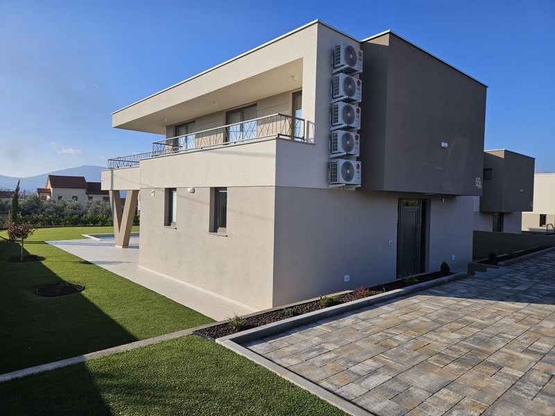 Villa neuve à toit plat, climatiseurs et grand terrain