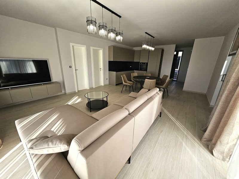 Séjour ouvert avec canapé, TV et luminaires design