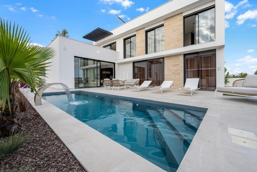 Villa à Tribunj avec piscine et gargouille dans le jardin