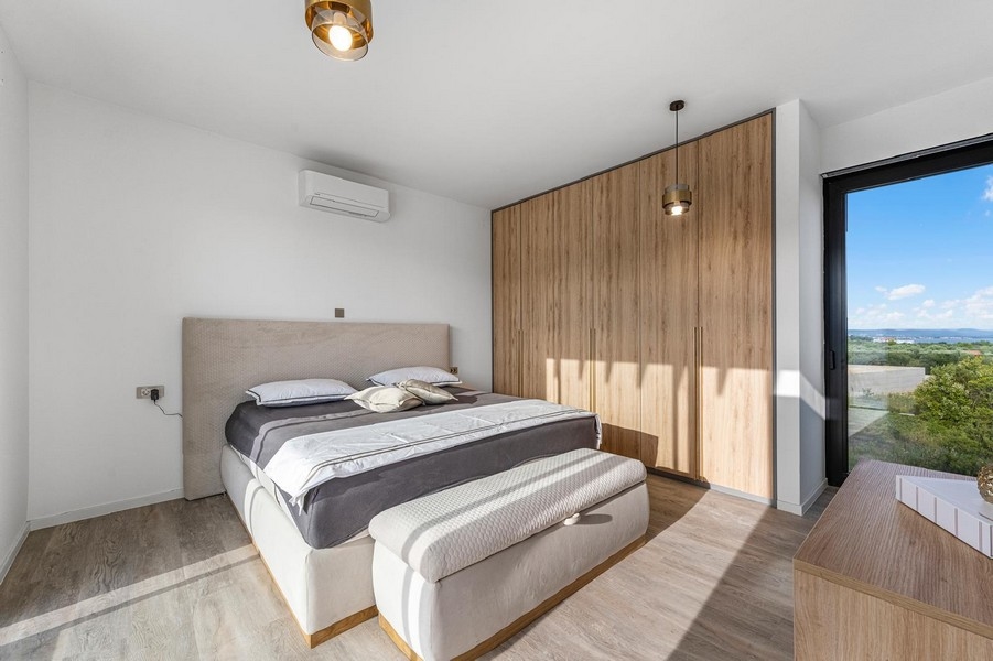 Chambre avec accents en bois et grande armoire