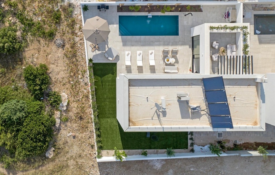 Vue aérienne de l'espace extérieur avec piscine et terrasse