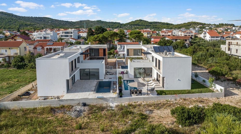 Villa neuve vue du ciel avec piscine et jardin