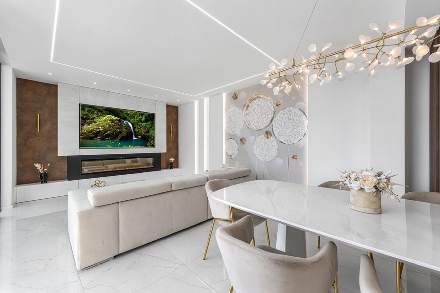 Séjour élégant avec intérieur design et cheminée