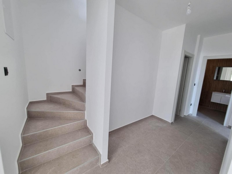 Cage d'escalier avec accès à la salle de bains et aux pièces