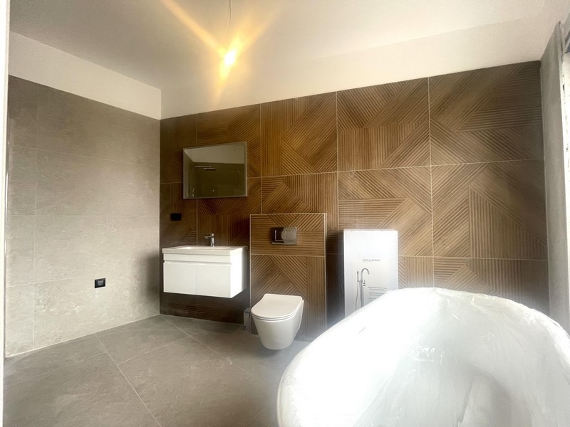 Salle de bains moderne avec baignoire