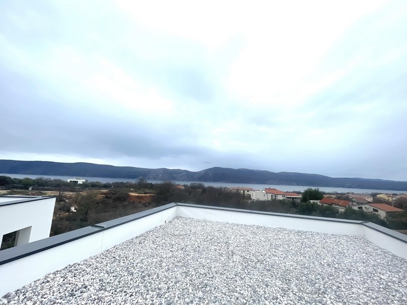 Vue panoramique du toit-terrasse sur la mer